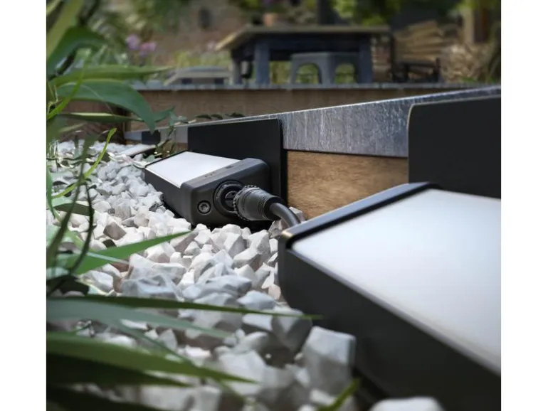 Philips Hue White & Color Ambiance Outdoor Amarant Schwarz Niedervolt