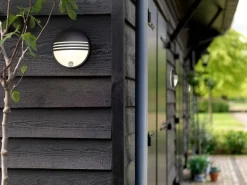 Philips myGarden Wandleuchte Yarrow, 600 lm, Schwarz + Sensor