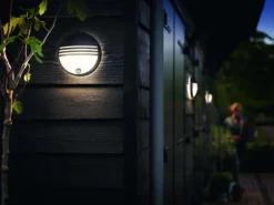 Philips myGarden Wandleuchte Yarrow, 600 lm, Schwarz + Sensor