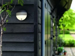 Philips myGarden Wandleuchte Yarrow, 600 lm, Schwarz + Sensor