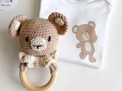 Welcomebabybox Baby-Geschenkset Miko Body & Rasselbär