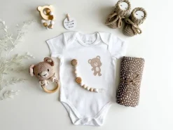Welcomebabybox Baby-Geschenkset Miko Body & Rasselbär