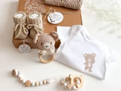 Welcomebabybox Baby-Geschenkset Miko Body & Rasselbär