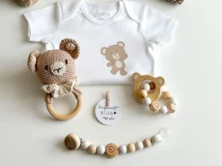 Welcomebabybox Baby-Geschenkset Miko Body & Rasselbär