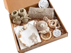 Welcomebabybox Baby-Geschenkset Miko Body & Rasselbär