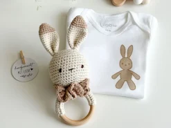 Welcomebabybox Baby-Geschenkset Leni Body & Rasselhase